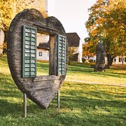 Herzförmige Holzskulptur mit Fenster